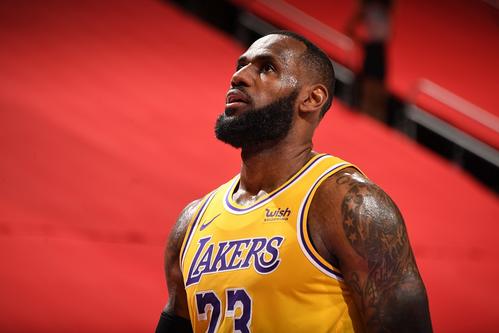 詹姆斯生涯总收入突破10亿大关,因扣除薪水无缘年收入1亿