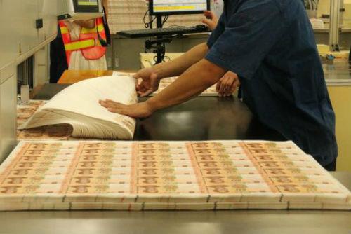 钱是这样印出来的：新版人民币印制过程