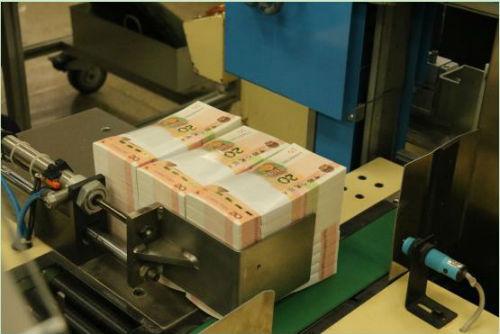 钱是这样印出来的：新版人民币印制过程