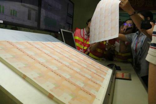 钱是这样印出来的：新版人民币印制过程