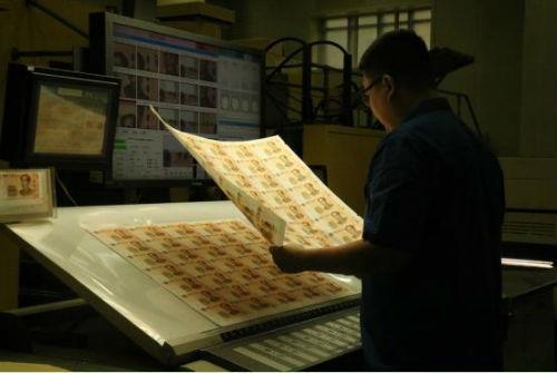 钱是这样印出来的：新版人民币印制过程