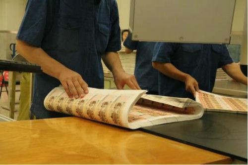 钱是这样印出来的：新版人民币印制过程