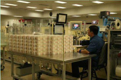 钱是这样印出来的：新版人民币印制过程