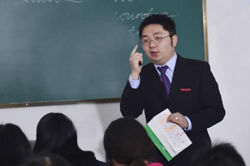 教育行业平均薪资高达92383元，教师行业平均月薪7698元