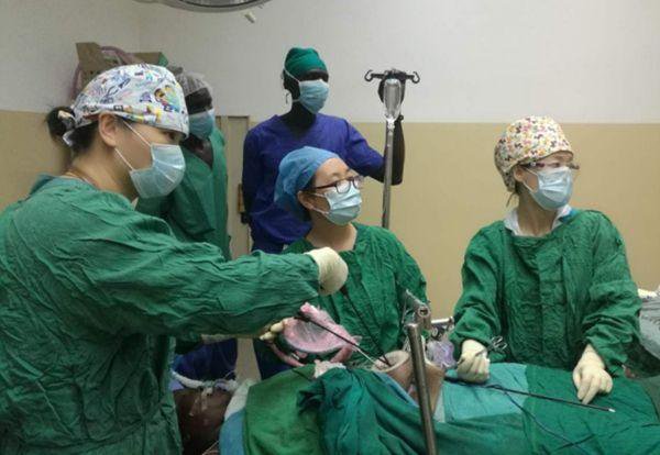 都觉得医生收入高，而医生为啥说工资太低？