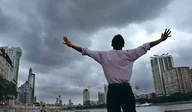 大城市90后生活现状:租房挤地铁上班,工资不够花买不起房 大城市90后生活现状:租房挤地铁上班,工资不够花买不起房