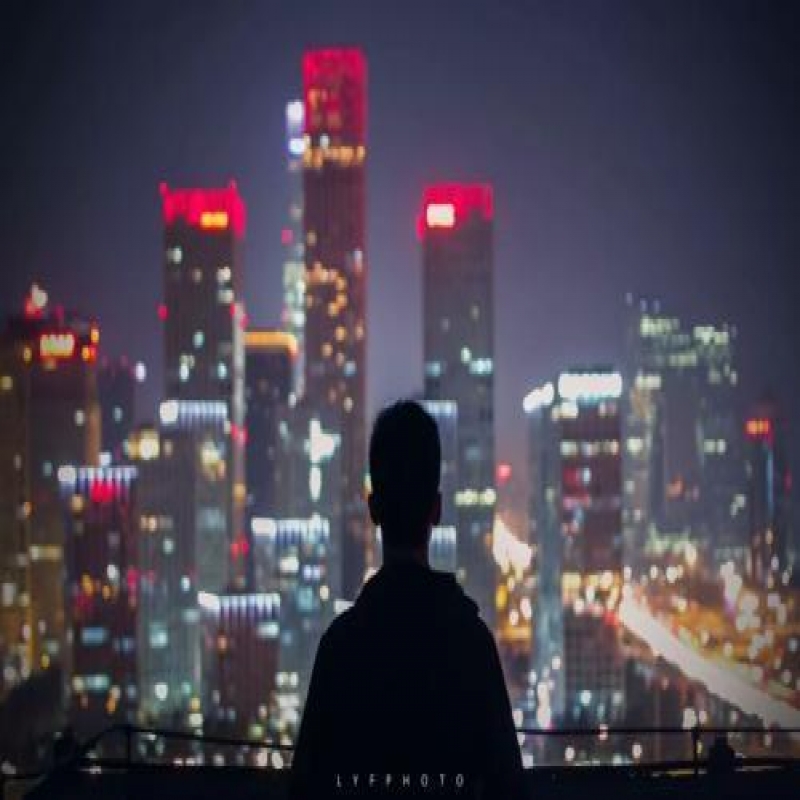 大城市90后生活现状：租房挤地铁上班，工资不够花买不起房