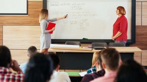 因财力紧张，多地拖欠教师工资