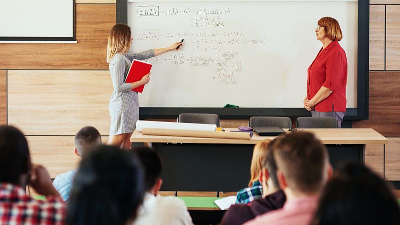 因财力紧张,多地拖欠教师工资 因财力紧张,多地拖欠教师工资